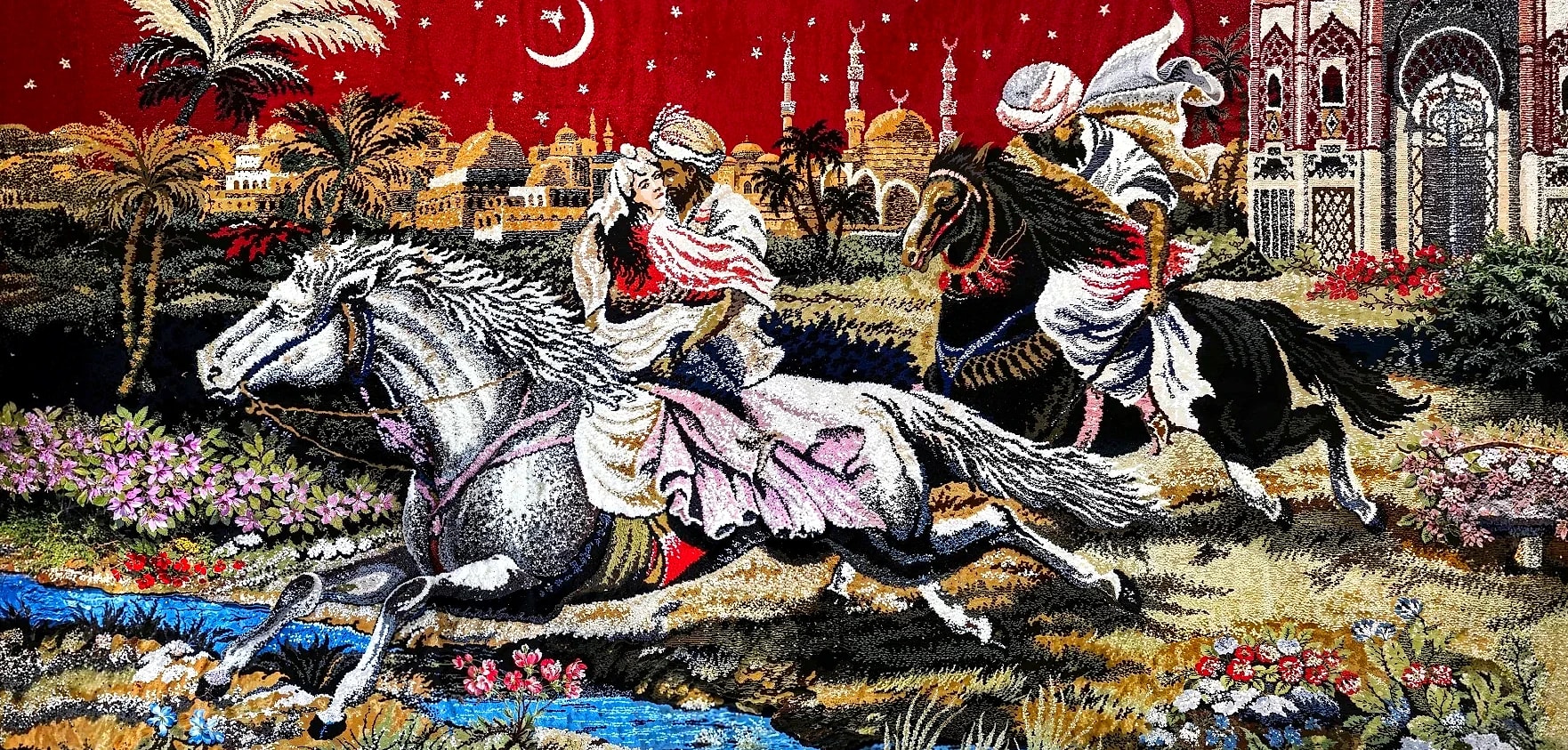 Tapiserie orientala cu calareti pe cai albi si negri, palmieri, moschei si semiluna