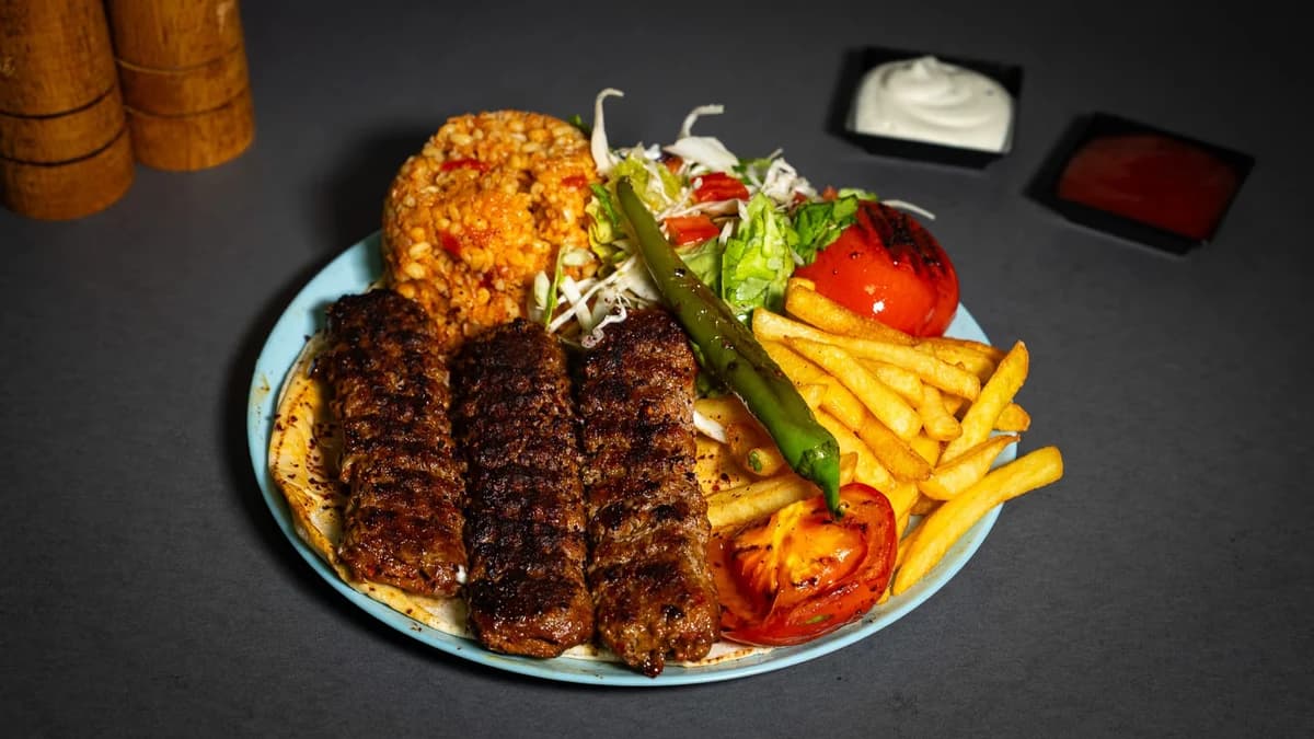 Adana kebab la farfurie
