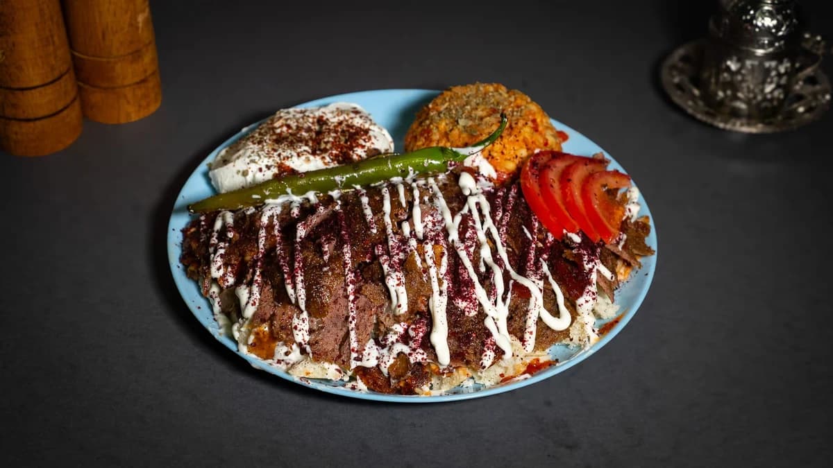 Iskender vită cu berbecuț la farfurie