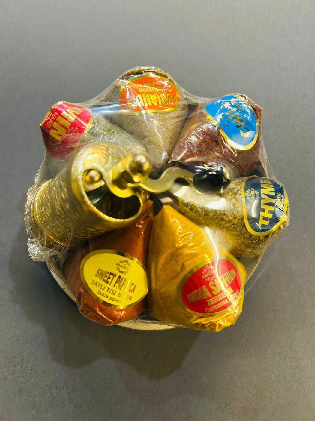 Coș cadou cu condimente turcești la pungă și o râșniță de alamă